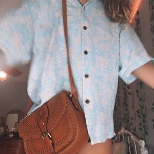 cute beachy light brown patterned leather purse!